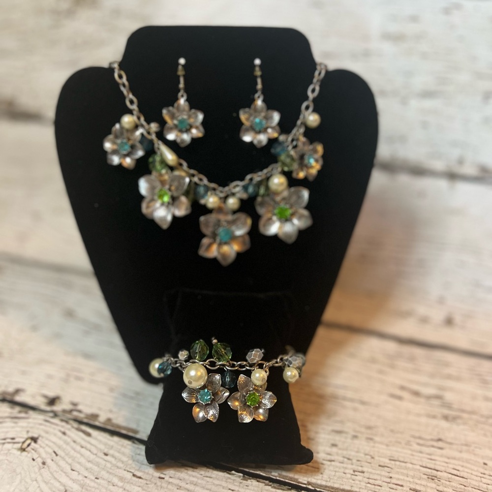 Premier Designs Floral Necklace Set with Blue and Green